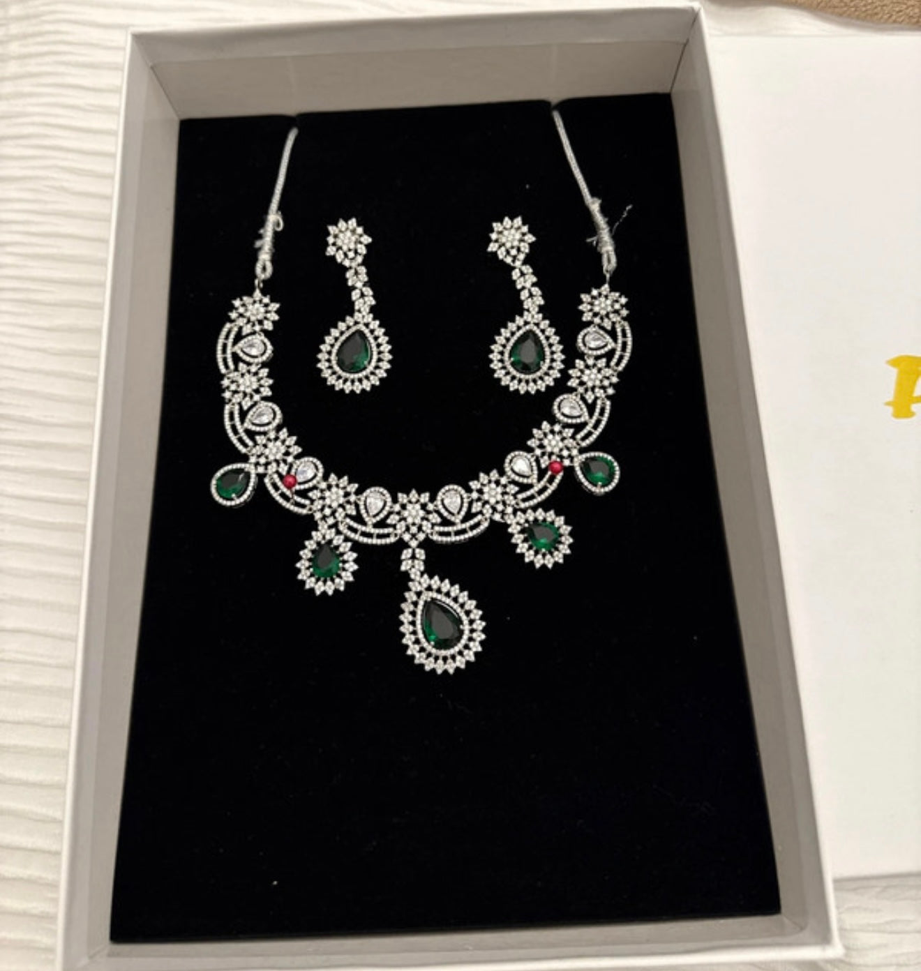 Pose Emerald green/sliver earring & necklace set